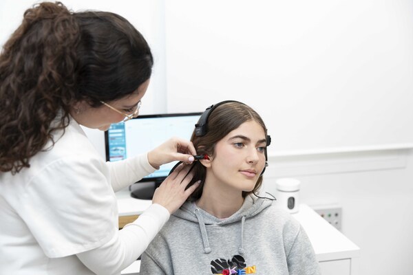 Paciente durante prueba de impedanciometría para evaluar el oído medio