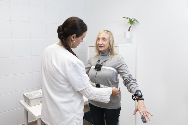 Paciente realizando poligrafía respiratoria en estudio del sueño