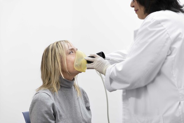 Paciente durante prueba de rinomanometría para evaluar la función nasal