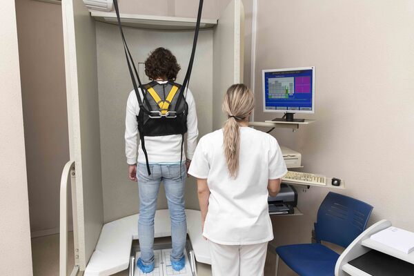 Posturografía en Valencia: estudio del sistema vestibular, visual y somatosensorial Paciente en prueba de posturografía para evaluar equilibrio y estabilidad
