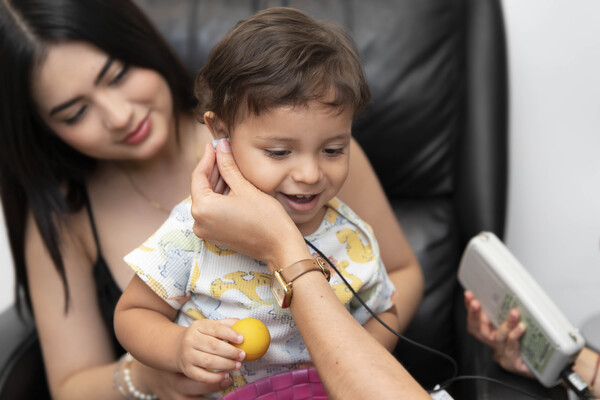 Estudio de Otoemisiones acústicas para bebes y niños Valencia Centro Otoneurológico con estudios y pruebas de Otoemisiones acústicas para niños