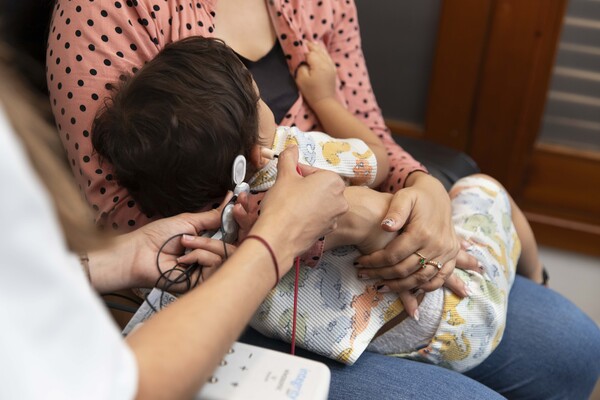 Paciente infantil durante prueba de potenciales evocados auditivos de tronco cerebral (PEATC) en centro especializado
